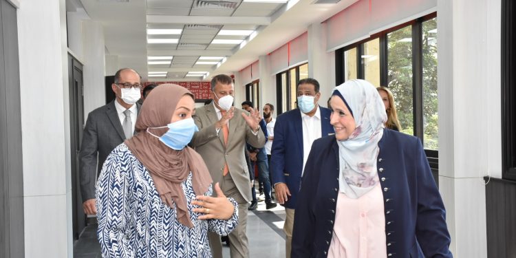 رئيس جامعة عين شمس يفتتح الإنشاءات الجديدة بكلية الآداب