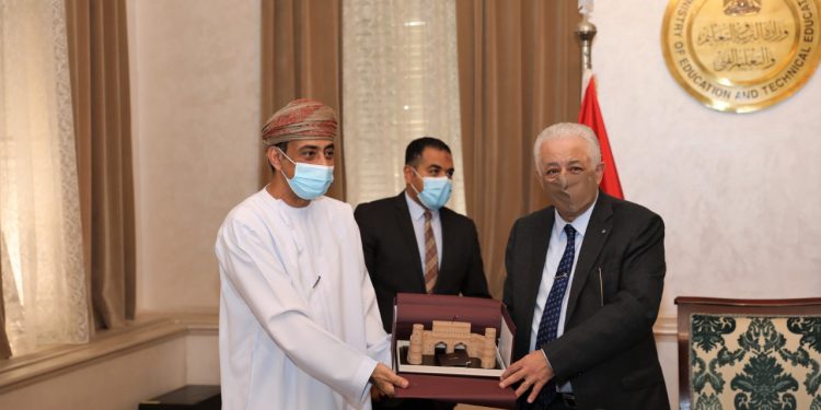 "شوقي" يبحث مع سفير سلطنة عُمان بالقاهرة سبل تعزيز التعاون المشترك فى مجال التعليم