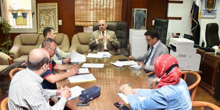 جامعة الأقصر تنظم قوافل طبية للمناطق الأكثر فقرًا