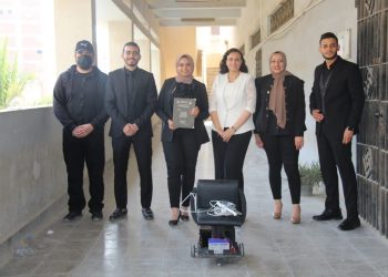 "كرسي متحرك باستخدام حركة العين".. مشروع تخرج طلاب هندسة حلوان