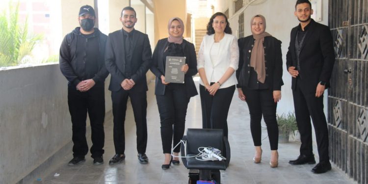 "كرسي متحرك باستخدام حركة العين".. مشروع تخرج طلاب هندسة حلوان