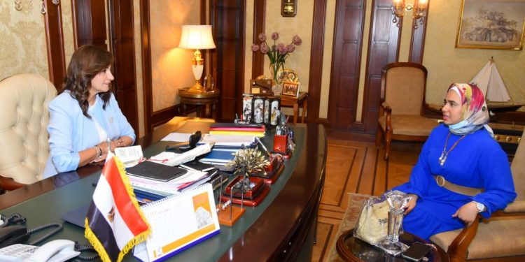 الاولى فى ثانوية الكويت مع وزيرة الهجرة