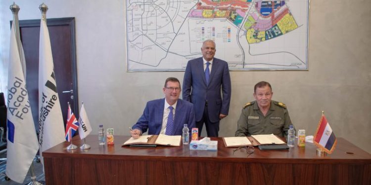 جامعة هيرتفوردشاير البريطانية توقع مذكرة تفاهم مع العاصمة الإدارية للتنمية العمرانية