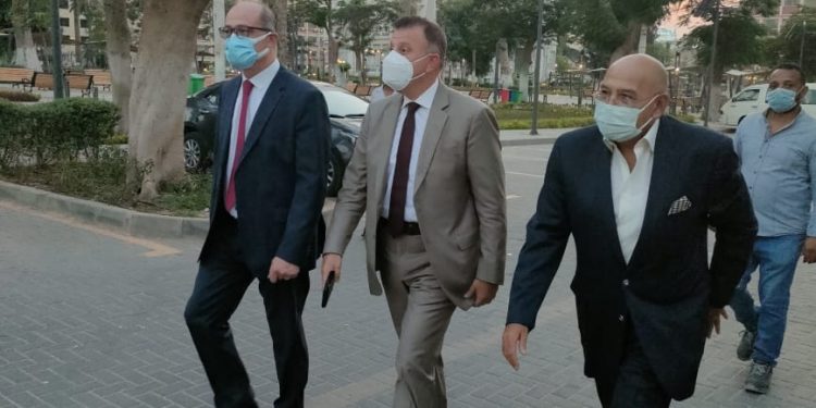 جولة تفقدية لرئيس جامعة عين شمس بكلية الآداب لمتابعة الأعمال الإنشائية