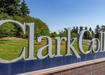 كلية كلارك الأمريكية تقدم منحة لطلاب البكالوريوس