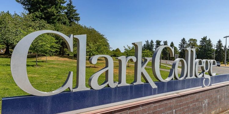 كلية كلارك الأمريكية تقدم منحة لطلاب البكالوريوس