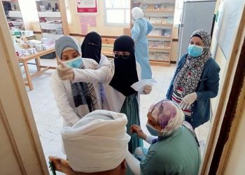 علاج 452 حالة في قافلة جامعة القناة بالإسماعيلية