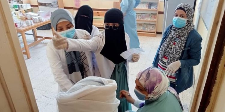 علاج 452 حالة في قافلة جامعة القناة بالإسماعيلية