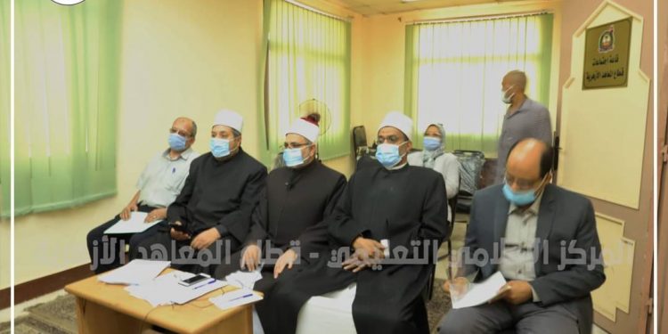 رئيس قطاع المعاهد الأزهرية يَجتمعُ برؤساءِ المناطقِ الأزهرية