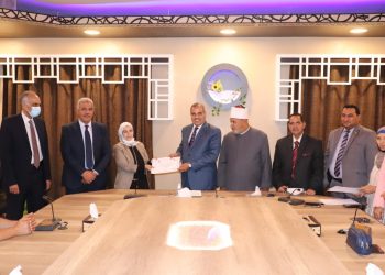 رئيس جامعة الأزهر يكرم خريجي الدورة التدريبية الأولى حول أساسيات التعليم الطبي