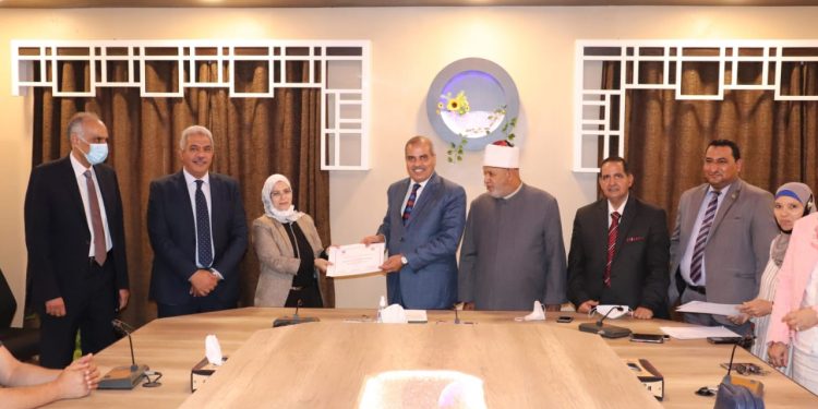 رئيس جامعة الأزهر يكرم خريجي الدورة التدريبية الأولى حول أساسيات التعليم الطبي