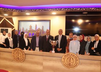 رئيس جامعة الأزهر يكرم أبطال العالم فريق إيناكتس صور