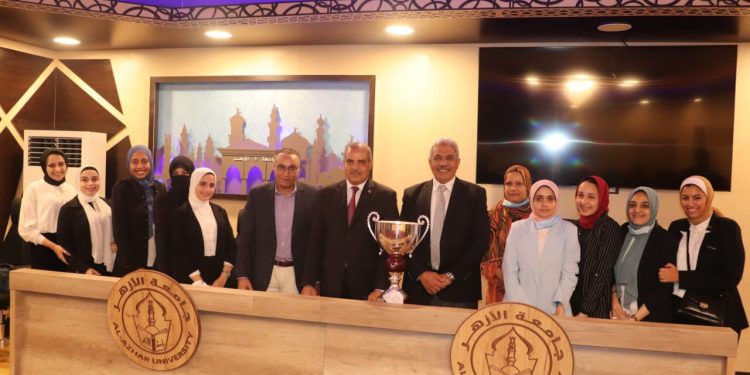 رئيس جامعة الأزهر يكرم أبطال العالم فريق إيناكتس صور