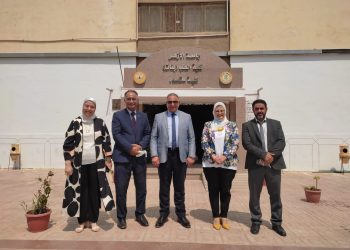 نائب رئيس جامعة الأزهر يتفقد كلية طب البنات ويتابع نشاط المراكز البحثية