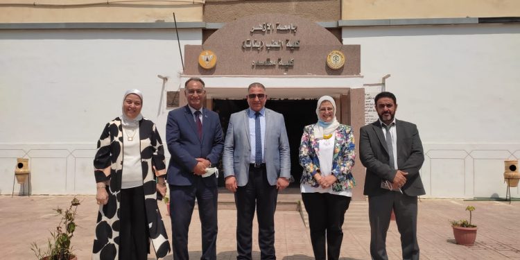 نائب رئيس جامعة الأزهر يتفقد كلية طب البنات ويتابع نشاط المراكز البحثية