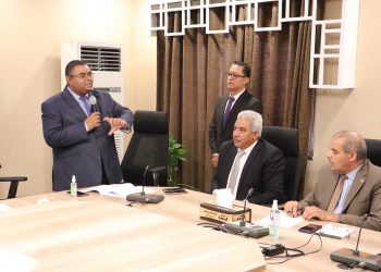 رئيس جامعة الأزهر يطالب مكتب التميز الدولي بدراسة رفع مكافأت النشر العلمي