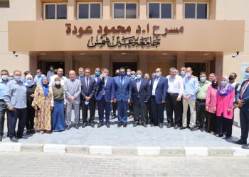 وزير التعليم العالي يتفقد مكتب التنسيق الرئيسي بجامعة عين شمس