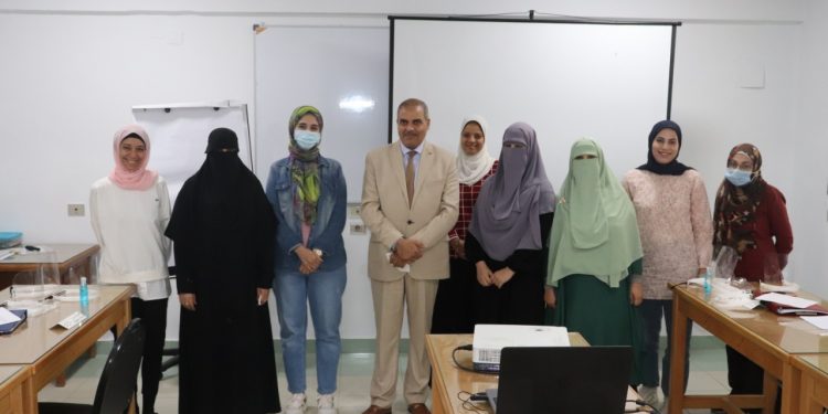 رئيس جامعة الأزهر يتفقد الدورة ال 34 لأعضاء الهيئة المعاونة بمركز التدريب والتطوير