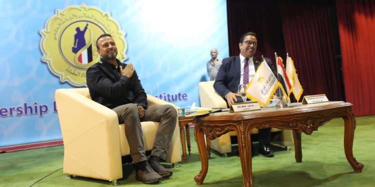 معهد إعداد القادة يستقبل الداعية الإسلامي مصطفى حسني