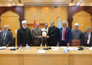 مجلس جامعة الأزهر يكرِّم عضو هيئة تدريس بكلية العلوم لنشره أبحاثًا علمية متميزة دوليًّا