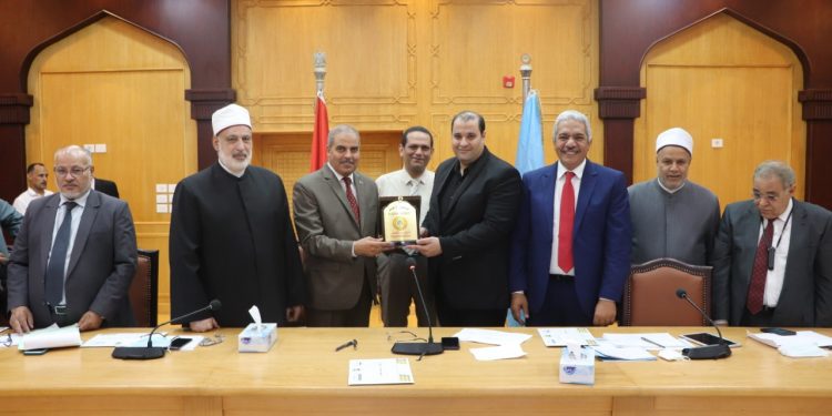 مجلس جامعة الأزهر يكرِّم عضو هيئة تدريس بكلية العلوم لنشره أبحاثًا علمية متميزة دوليًّا