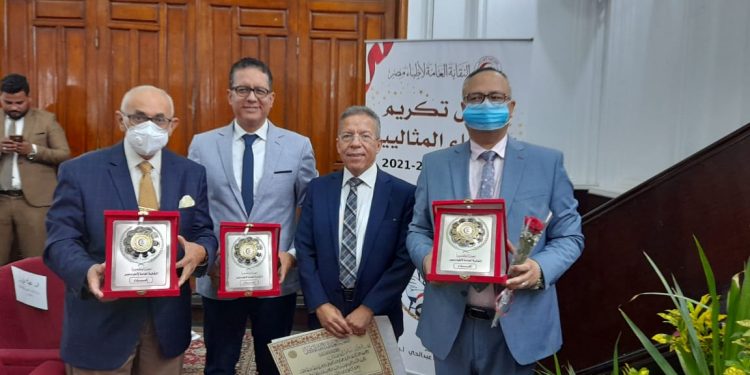 مجلس جامعة الأزهر يُقدِّم التهنئة للأطباء المثاليين ويُرحِّب بالعمداء الجدد