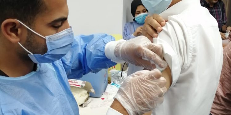 جامعة حلوان تستمر في تطعيم أعضاء هيئة التدريس والعاملين والطلاب ضد فيروس كورونا