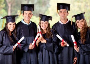 يتوجيه رئاسي.. "حياة كريمة" تتكفل بالطالبة الأولي على الدبلومات الفنية