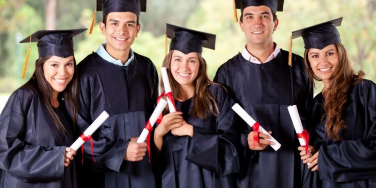 يتوجيه رئاسي.. "حياة كريمة" تتكفل بالطالبة الأولي على الدبلومات الفنية