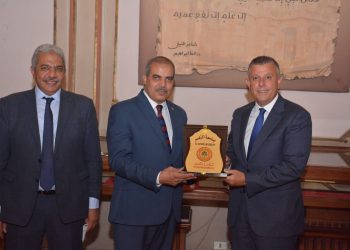 رئيس جامعة عين شمس يشيد بجهود الأزهر الشريف جامعًا وجامعةً بقارة إفريقيا