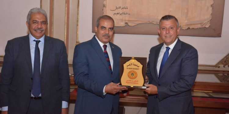 رئيس جامعة عين شمس يشيد بجهود الأزهر الشريف جامعًا وجامعةً بقارة إفريقيا