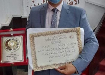 نقابة أطباء مصر تكرم عميد طب الأزهر وتمنحه لقب " الطبيب المثالى"