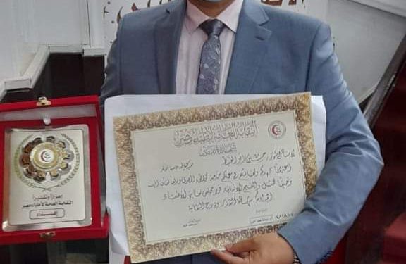 نقابة أطباء مصر تكرم عميد طب الأزهر وتمنحه لقب " الطبيب المثالى"