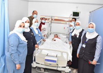 أعلنت جامعة عين شمس، حقن أول حالتين للطفلتين نغم محمد سلامة من محافظة البحيرة و التي ستكمل عامها الثاني بعد أسبوعين و الطفلة لمى عيد علي من محافظة الفيوم و عمرها 10 أشهر، بمركز جامعة عين شمس لأمراض العضلات والأعصاب والذي تم تدشينه خصيصاً ليقوم بمهمة حقن المرضى ضمن ثلاثة مراكز، وذلك في إطار المبادرة الرئاسية الإنسانية التي أطلقها الرئيس عبد الفتاح السيسي لعلاج الأطفال المصابين بمرض ضمور العضلات الشوكي مجاناً على نفقة الدولة. جاءذلك تنفيذاً للمبادرة الرئاسية والتي تعد الأولى من نوعها وتنفرد بها مصر على مستوى العالم، وذلك نظراً لارتفاع سعر العلاج، حيث تبلغ تكلفة الحقنة الواحدة 2.1 مليون دولار، تتحملها الدولة تخفيفاً عن كاهل الأسر المصرية. وقام أطباء مستشفى عين شمس التخصصي التابع لمستشفيات جامعة عين شمس تحت رعاية الدكتور محمود المتيني رئيس جامعة عين شمس، بعملية حقن الطفلين بالدواء الأعلى سعراً في العالم . و أعرب المتيني، عن فخره بمشاركة الجامعة فى المبادرة الرئاسية الإنسانية التي أطلقها الرئيس عبد الفتاح السيسي لعلاج الأطفال المصابين بمرض ضمور العضلات الشوكي مجاناً على نفقة الدولة، مؤكدا كفاءة الأطقم الطبية بمستشفى عين شمس التخصصي و المستشفيات الجامعية لجامعة عين شمس، لافتاً إلى أن هذه ليست المرة الأولى التي يقوم بها أطباء المستشفى التخصصي بحقن أطفال مرضى بضمور العضلات الشوكي، حيث سبقتها حالتين تم حقنهما بهذا الدواء الذي يعد العلاج الجيني الأول من نوعه في العالم الذي يُعطى للمريض عن طريق الحقن الوريدي ولمرة واحدة فقط. وأضاف أن وحدة أمراض العضلات والأعصاب التي أنشئت منذ 25 عاما في طب عين شمس، استطاعت أن تقدم خدمات لم تكن موجودة في التشخيص والعلاج لإجراء الفحوصات الإكلينيكية والفحوصات الجينية.وتسعى الوحدة لأن يكون بمصر مركزاً للأبحاث والتجارب الإكلينيكية والسريرية على الأمراض الجينية والوراثية ، لتدخل ضمن المبادرات الرئاسية للاهتمام بالصحة العامة و تنفيذاً لرؤية مصر 2030.