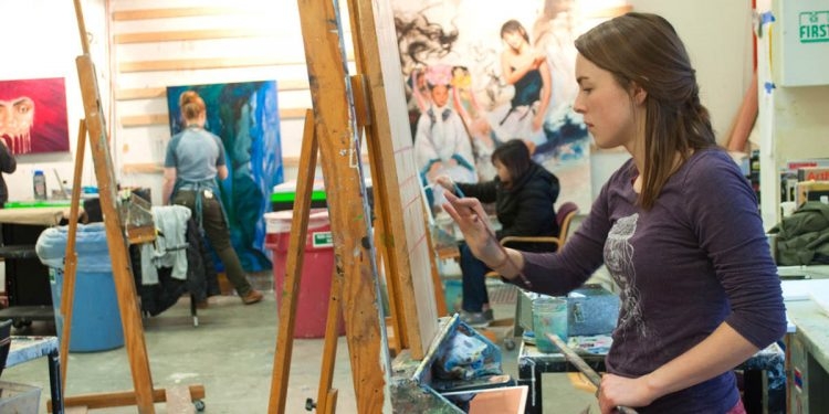 كلية الفنون التطبيقية.. تعرف على أقسامها المختلفة وشروط الالتحاق