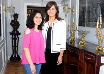 نبيلة مكرم تستقبل فريدة مؤمن خريجة نفس مدرستها والأولى  على الجمهورية أدبى