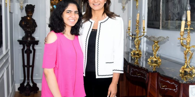 نبيلة مكرم تستقبل فريدة مؤمن خريجة نفس مدرستها والأولى على الجمهورية أدبى