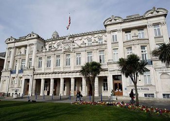 منح الجامعات 2021.. جامعة كوين ماري تقدم منحة لطلاب الدكتوراه في الهندسة الإلكترونية