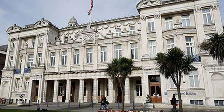 منح الجامعات 2021.. جامعة كوين ماري تقدم منحة لطلاب الدكتوراه في الهندسة الإلكترونية