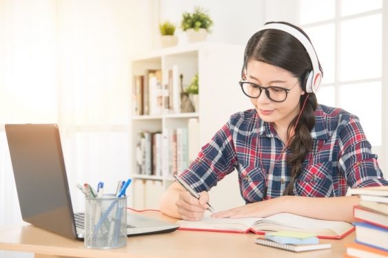 تنسيق الجامعات 2021.. برنامج الترجمة الفورية والتحريرية بإنجليزي آداب حلوان