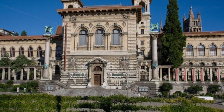 جامعة لوزان تقدم منحة لطلاب الماجستير في سويسرا