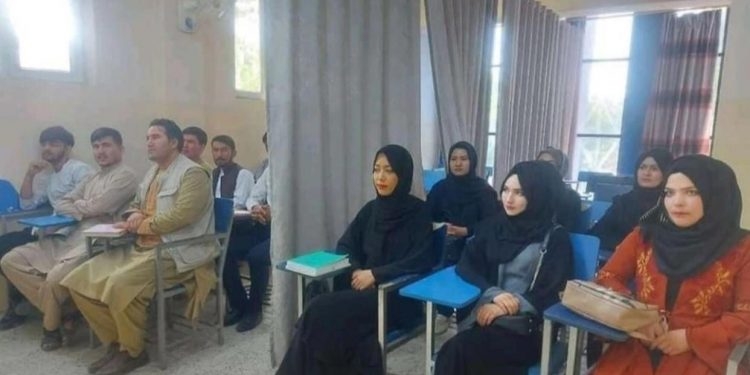 طالبان تمنع النساء الأفغانيات من التدريس أو الالتحاق بجامعة كابول