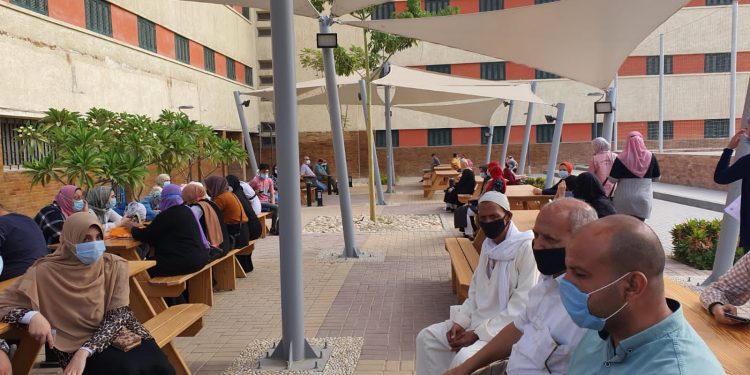 جامعة عين شمس تستقبل الطلاب المتقدمين للإقامة بالمدن الجامعية للتطعيم بلقاح كوفيد – 19