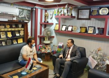 بعد مطالبات السوشيال ميديا.. التعليم تهدي جهاز تابلت لأسرة طالب الثانوية متوفي للاحتفاظ به