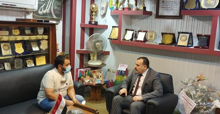 بعد مطالبات السوشيال ميديا.. التعليم تهدي جهاز تابلت لأسرة طالب الثانوية متوفي للاحتفاظ به