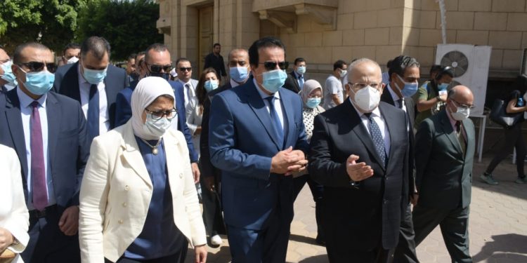 وزيرا التعليم العالي والصحة ورئيس جامعة القاهرة يتفقدون عمليات تطعيم الطلاب ضد كورونا