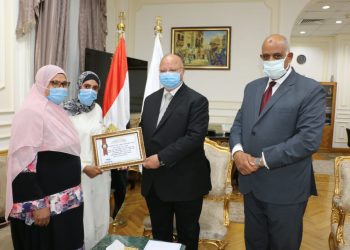 محافظ القاهرة يكرم لاعبة الأسمرات الفائزة ببطولة العرب فى الكيك بوكسينج