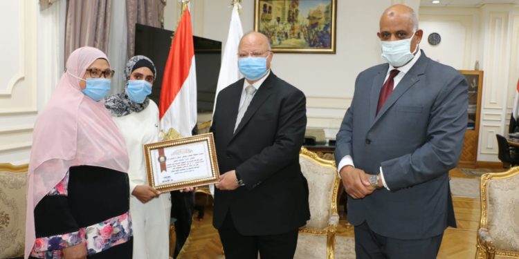 محافظ القاهرة يكرم لاعبة الأسمرات الفائزة ببطولة العرب فى الكيك بوكسينج