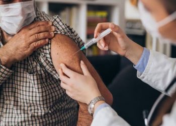 التعليم العالي : تطعيم 124 مبعوثًا مصريًّا ضد فيروس كورونا