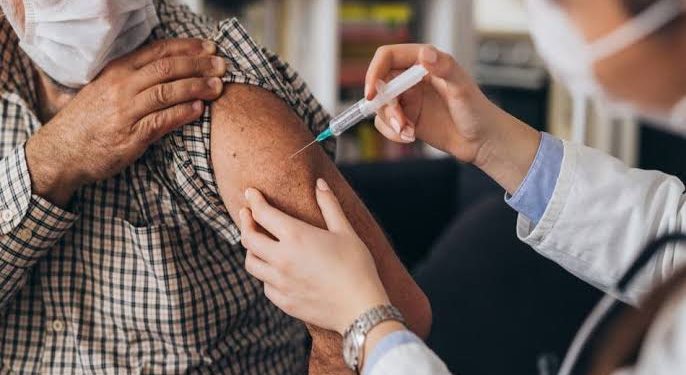 التعليم العالي : تطعيم 124 مبعوثًا مصريًّا ضد فيروس كورونا